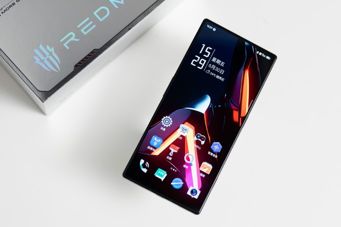 Pin có thời lượng giảm nhưng sạc nhanh 165W vẫn là điểm đáng chú ý