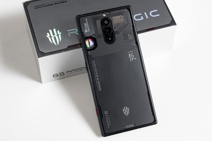 Thiết kế gaming đỉnh cao: Sự đồng điệu giữa Pro và Pro+.