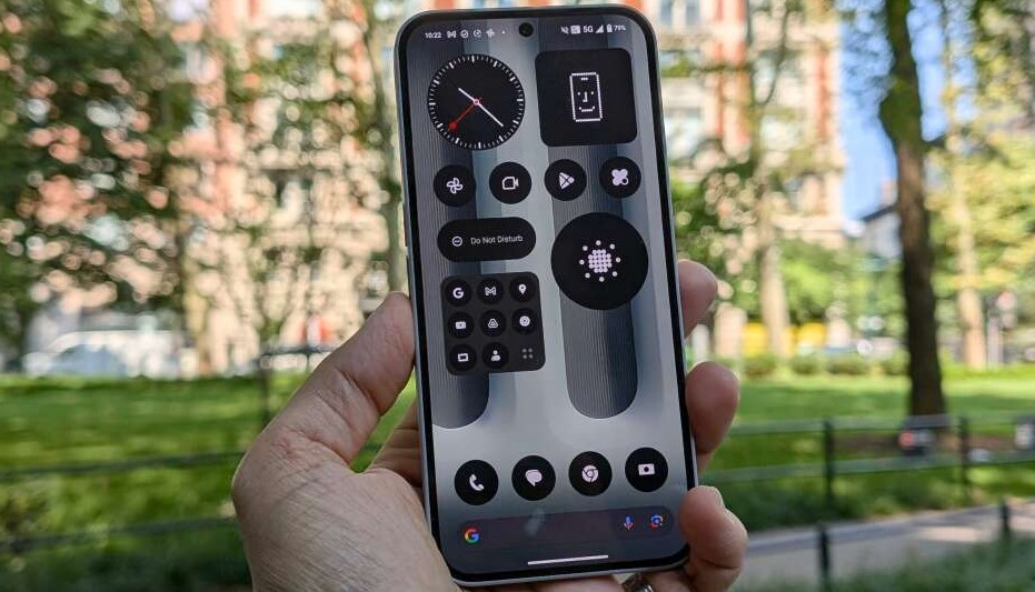 Nothing Phone 2a Plus có độ sáng cùng công nghệ hiện đại hơn iPhone 12