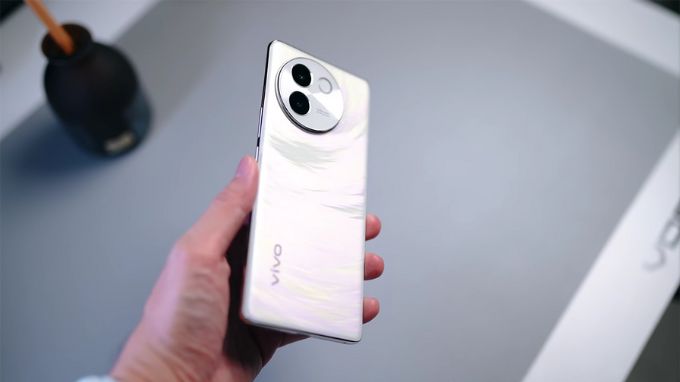 giá bán OPPO Reno12 F 5G và vivo V30e