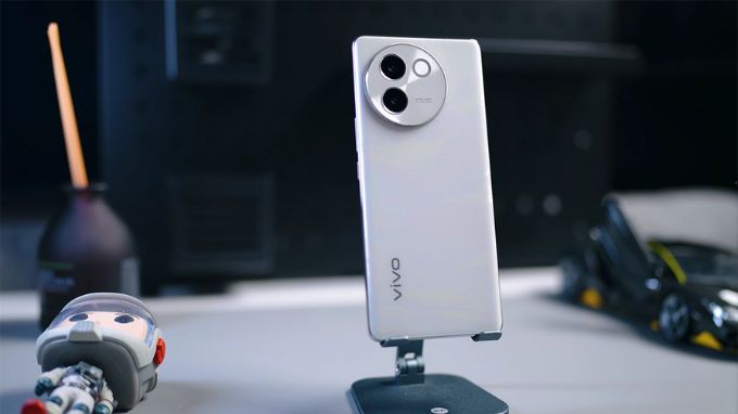 OPPO Reno12 F 5G và vivo V30e