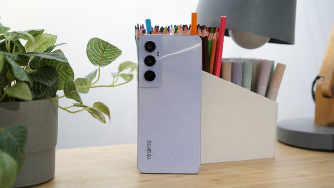 Realme C65 8GB có hai phiên bản màu Starlight Black và Starlight Purple