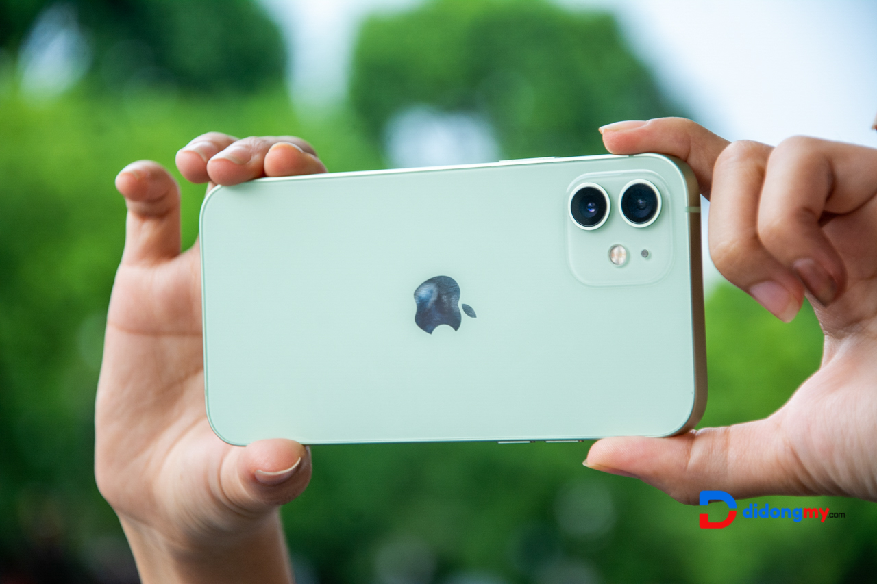 Thiết kế của iPhone 12 mang đậm dấu ấn đặc trưng của Apple.