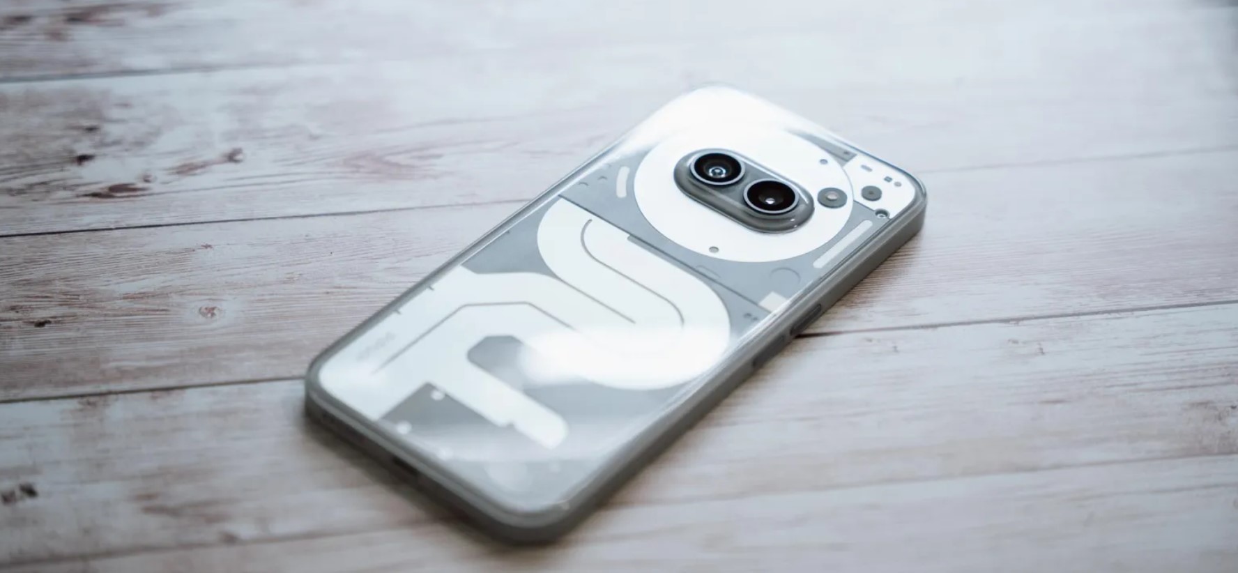 Nothing Phone 2a Plus sở hữu thiết kế mạnh mẽ, cá tính với phần mặt lưng trong suốt