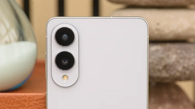 Cả Samsung Galaxy S25 Edge và iPhone 16 đều được trang bị cụm camera kép ở mặt lưng