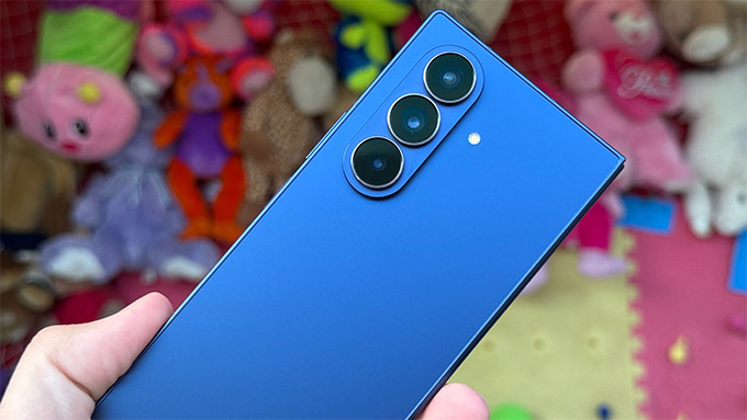 Phá bỏ rào cản camera trên điện thoại gập