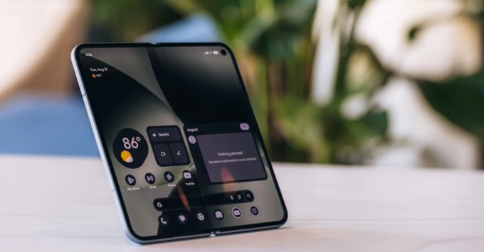 Thiết kế mỏng nhẹ của Pixel 10 Pro Fold 512GB khi gập lại, mặt lưng kính nhám chống bám vân tay.