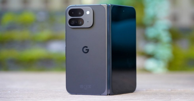Google Pixel 10 Pro Fold 512GB với thiết kế gập ngang hiện đại, bản lề liền mạch.