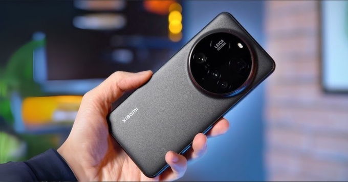 Hình ảnh so sánh cụm camera sau giữa Sony Xperia 1 VII và Xiaomi 15 Ultra, nổi bật với ống kính zoom tiềm vọng và cảm biến lớn.