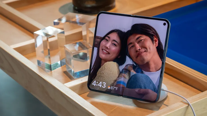 Màn hình gập 8 inch - không gian làm việc và giải trí hoàn hảo