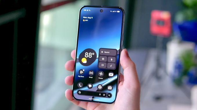 Màn hình OLED 6.8 inch với độ sáng 3.300 nits vượt trội