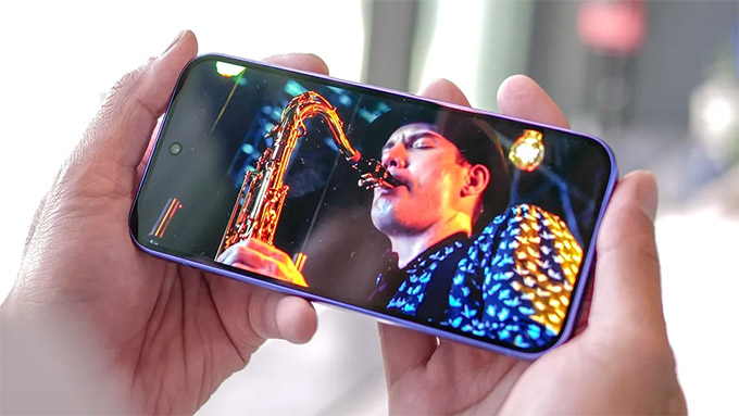 màn hình của Pixel 10 còn gây ấn tượng với độ phân giải Full HD+ (1080 x 2424 pixel)