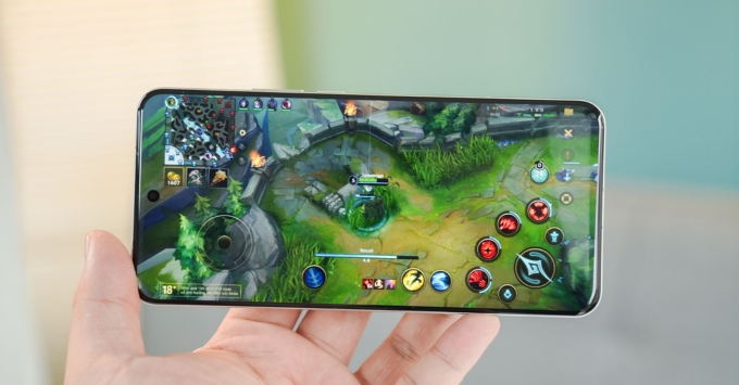 So sánh kích thước và chất lượng hiển thị của màn hình OLED 4K trên Xperia 1 VII với màn hình AMOLED WQHD+ của Xiaomi 15 Ultra.