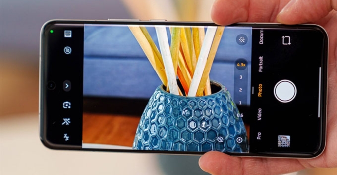  Ảnh chụp cạnh viền và độ hoàn thiện sản phẩm giữa Sony Xperia 1 VII và Xiaomi 15 Ultra.