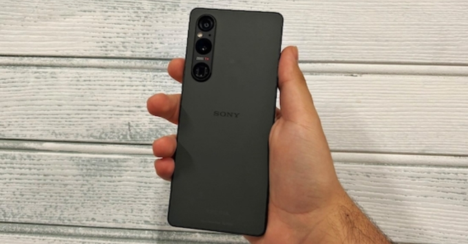 So sánh thiết kế mặt trước của Sony Xperia 1 VII và Xiaomi 15 Ultra với màn hình viền mỏng và camera đục lỗ.