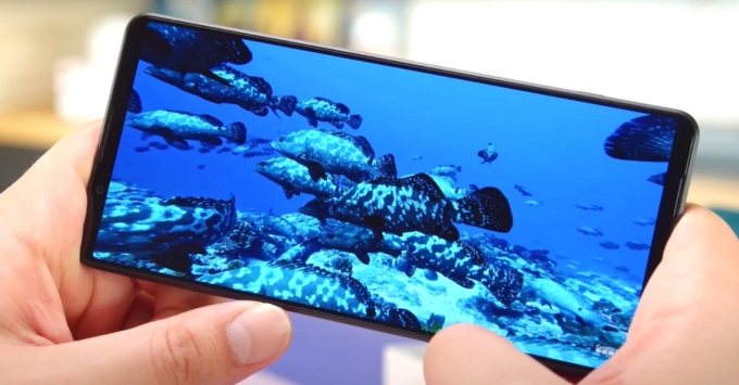 Giao diện phần mềm gốc của Xperia 1 VII so với giao diện MIUI của Xiaomi 15 Ultra.