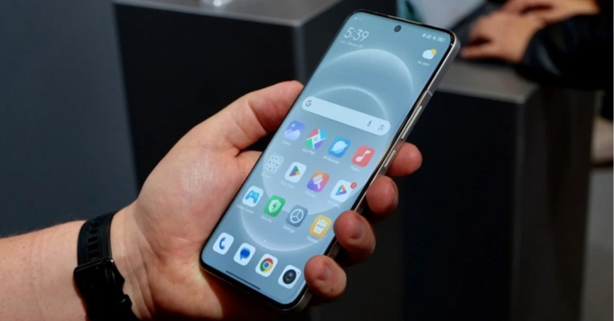 Biểu đồ hiệu năng giữa Sony Xperia 1 VII và Xiaomi 15 Ultra với điểm số benchmark Geekbench và AnTuTu.