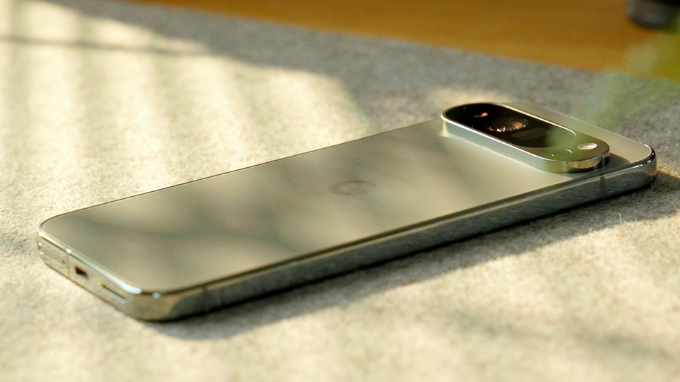 Thiết kế Google Pixel 10 Pro 1TB với lớp phủ satin chống vân tay cao cấp