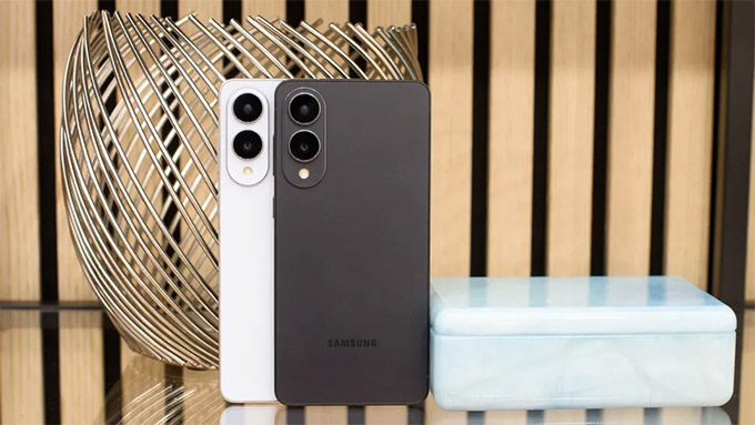  Samsung Galaxy S25 Edge (158,2 x 75,6 x 5,8mm) cao và rộng hơn nhưng lại mỏng hơn