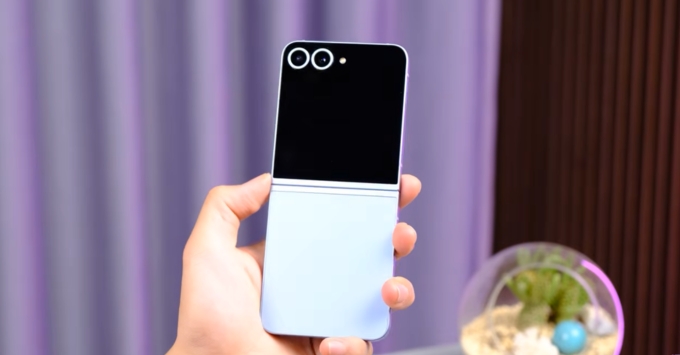 Công nghệ bản lề mới trên Z Flip8 giúp xóa tan nỗi lo về nếp gấp màn hình