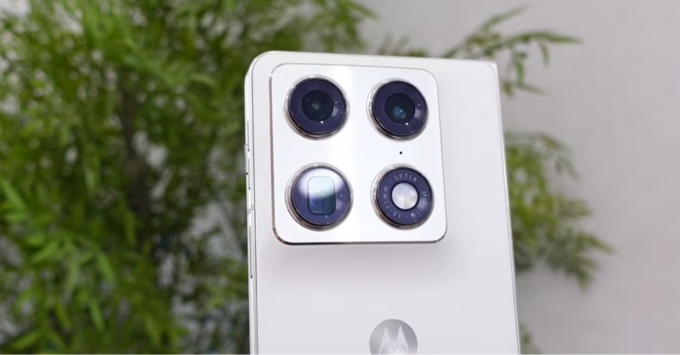 Camera Motorola Razr Fold 50 MP hỗ trợ chống rung quang học OIS
