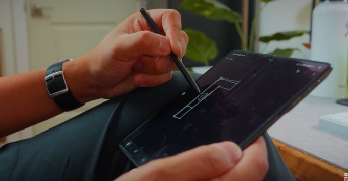 Motorola Razr Fold sử dụng bút thông minh Moto Pen Ultra để ghi chú và vẽ