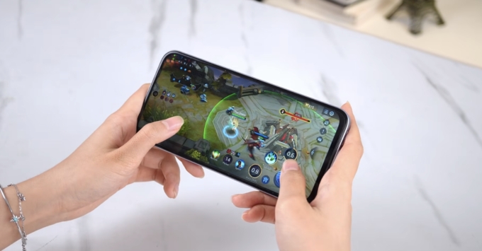 Khách hàng tin tưởng chọn mua OPPO A6t tại Di Động Mỹ.