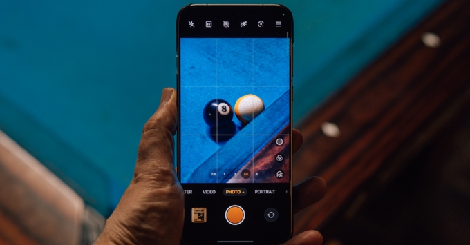 OnePlus 15 với hệ thống ba camera 50MP phục vụ chụp ảnh và quay video