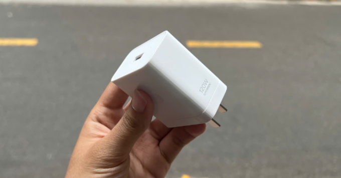 OnePlus 15 sở hữu pin 7300mAh và hỗ trợ sạc nhanh 120W