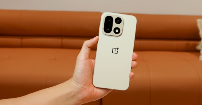OnePlus 15 với khung máy kim loại và thiết kế viền màn hình mỏng