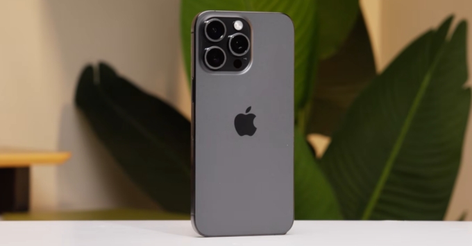 iPhone 15 Pro Max sử dụng Titanium bền bỉ