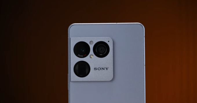 Cận cảnh cụm camera sau trên Sony Xperia 1 VIII với hệ thống camera ZEISS
