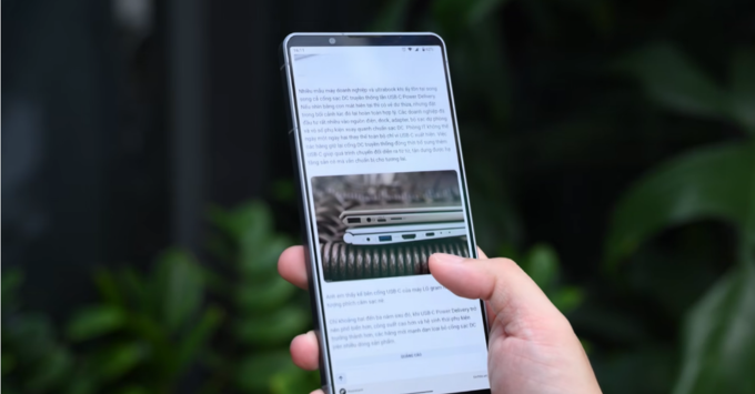 Sony Xperia 1 VIII hiển thị nội dung trên màn hình OLED 120Hz khi đọc báo