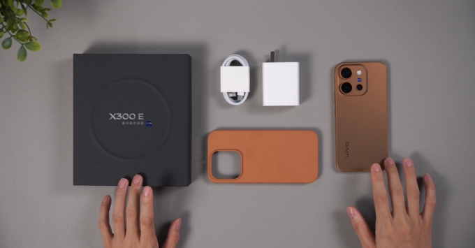 Vivo X300 E với thiết kế flagship nhỏ gọn và hệ thống camera ZEISS