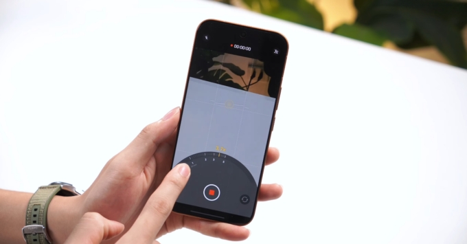 Vivo X300 E quay video và zoom xa bằng camera tele tiềm vọng