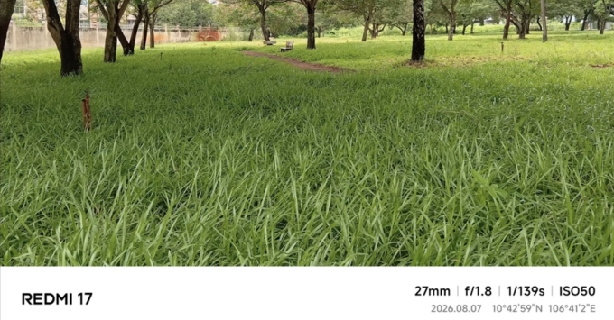 Chi tiết camera chính 50MP trên Xiaomi Redmi 17 chụp ảnh sắc nét.