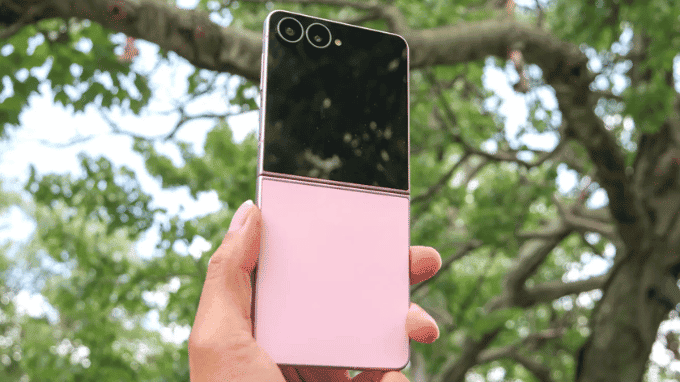 FlexCam hỗ trợ selfie trên Galaxy Z Flip8