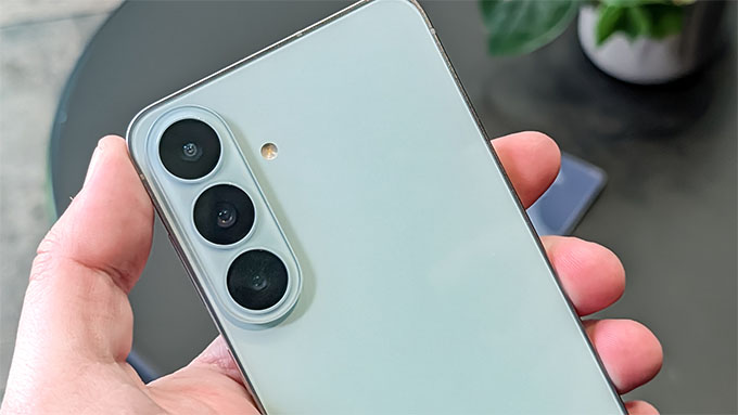 Cụm camera sau của Galaxy S26 FE gồm ba ống kính