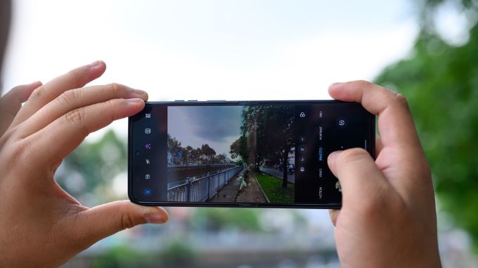 Motorola Razr 60 Pro bao gồm hai ống kính phía sau với camera chính độ phân giải 50 MP