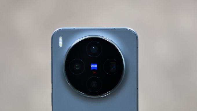 Vivo X300 sở hữu hệ thống ba camera sau