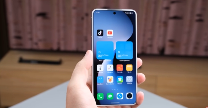RAM 16GB mặc định giúp việc chuyển đổi giữa các ứng dụng nặng diễn ra tức thì, không cần tải lại.