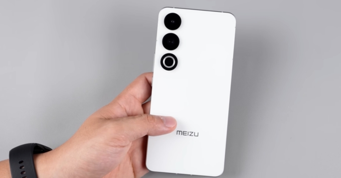 Meizu 21 Note tỏ ra vượt trội về chất lượng hoàn thiện khi so đặt cạnh các đối thủ cùng tầm giá.
