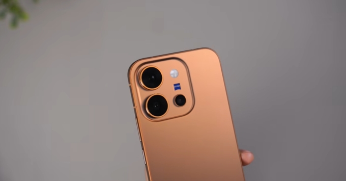 Cụm camera 50MP đẳng cấp với cảm biến Sony IMX921 và chống rung quang học OIS.