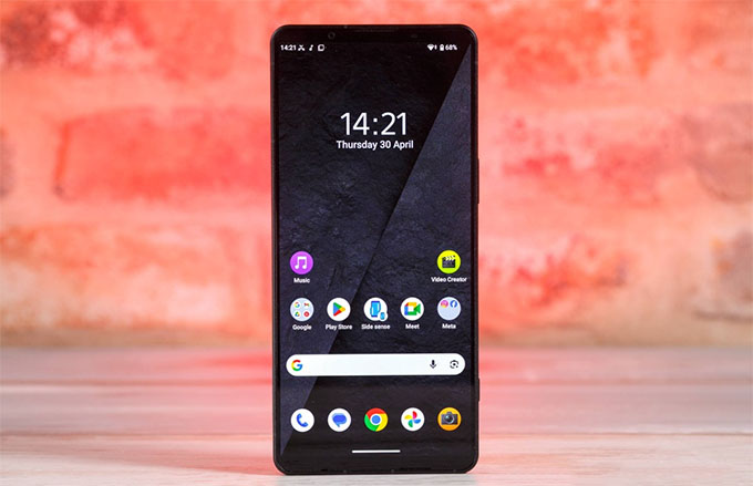 Xperia 1 VIII vẫn giữ lại khe cắm thẻ nhớ microSDXC hỗ trợ mở rộng tới 2TB