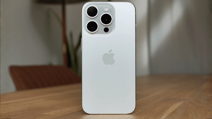 iPhone 15 Pro nhỏ gọn hơn với khung titan