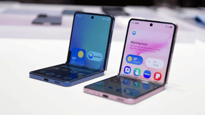 Hai màn hình tiện dụng trên Galaxy Z Flip8
