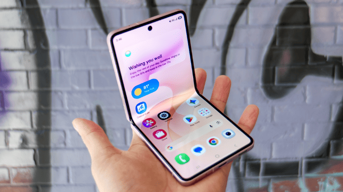 Hai màn hình trên Samsung Galaxy Z Flip8