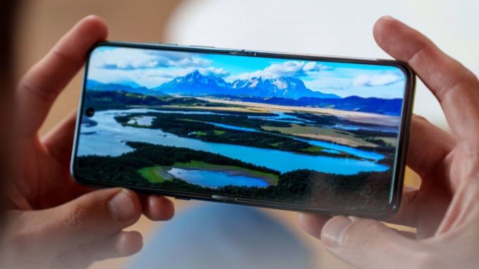 Motorola Razr 60 Pro được trang bị màn hình chính Foldable LTPO AMOLED kích thước 6.9 inch