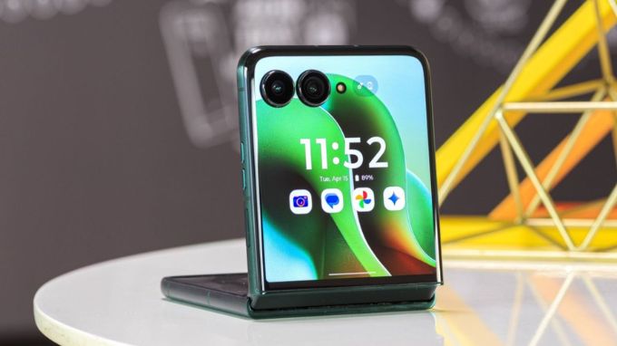 Motorola Razr 60 Ultra sở hữu màn hình chính 6.9 inch 