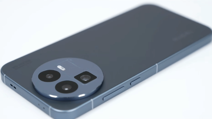Mặt lưng realme GT8 cũ có phong cách riêng